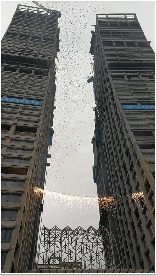 300米横向摩天大楼,重庆来福士水晶连廊挑战